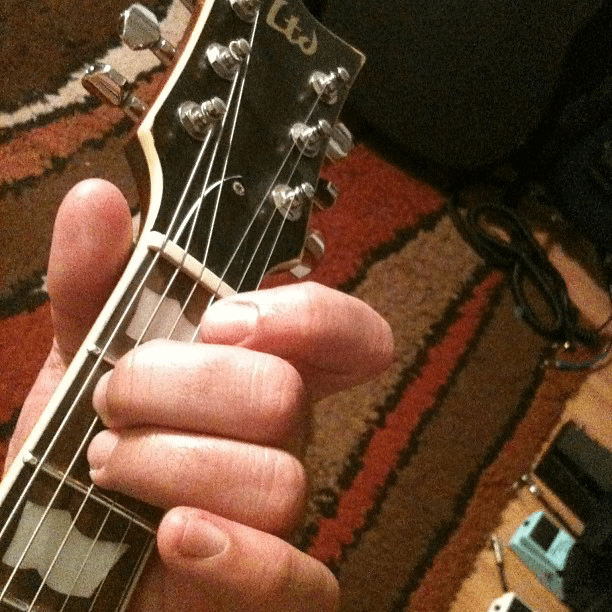 Photo of a E major chord demonstrated on the guitar